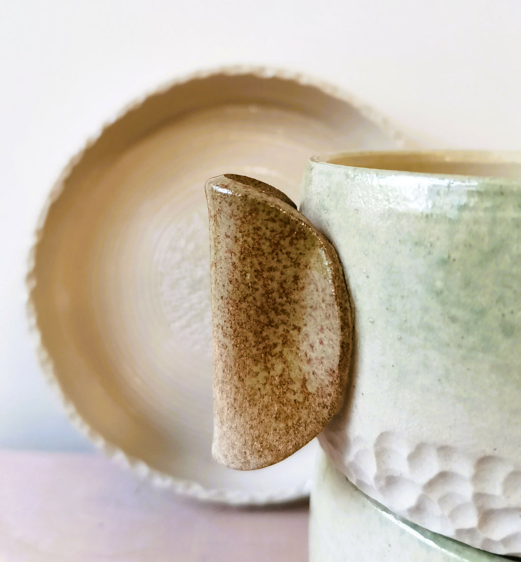 Tasse en céramique verte à surface gaufrée, manche brun texturé