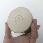 Tasse en céramique beige, vue du dessous avec marquage
