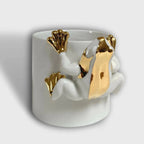 Tasse en céramique blanche avec grenouille dorée en relief sur le devant