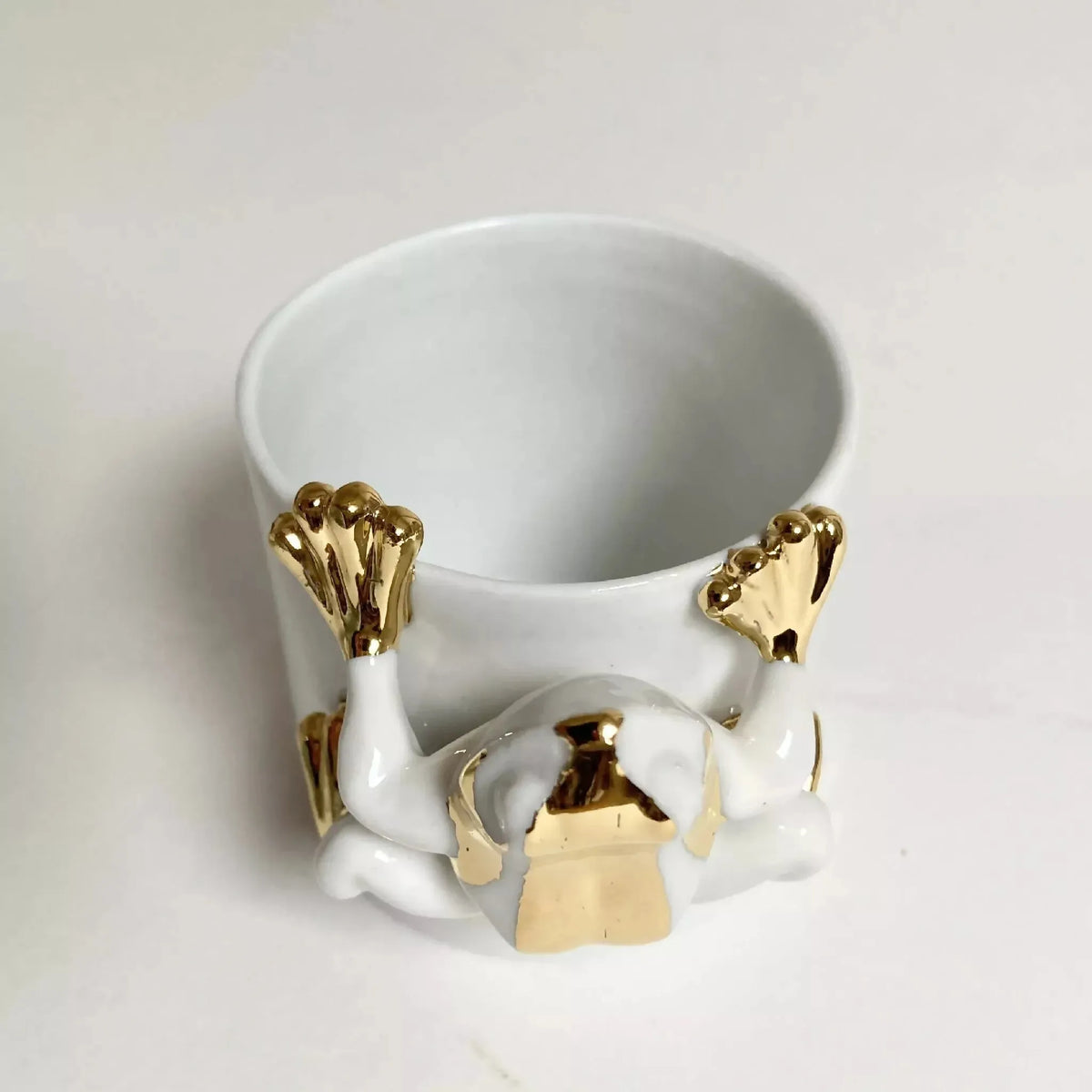 Tasse en céramique blanche, grenouille dorée en relief autour de l’ouverture