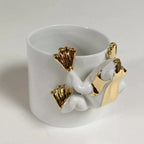 Tasse en céramique blanche, grenouille dorée en relief et patte sur le devant