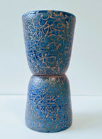 Tasse en céramique bleue à motif gravé, motif abstrait sur toute la surface