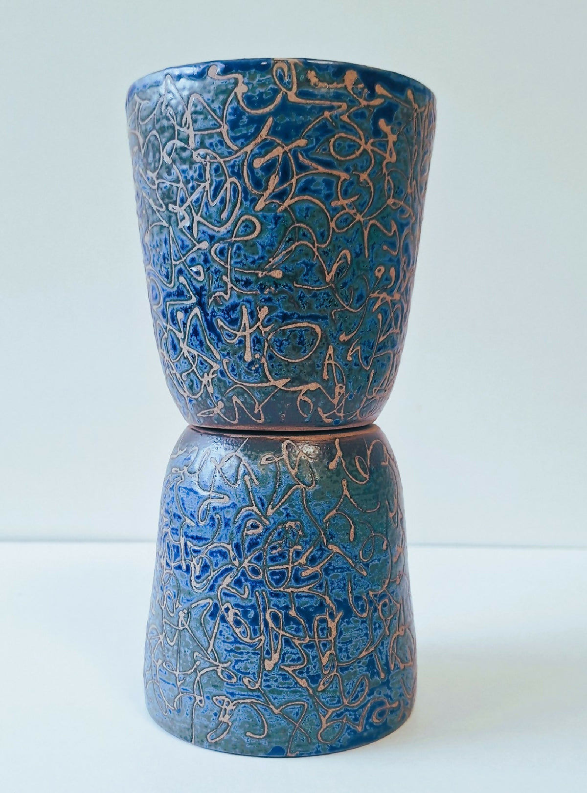 Tasse en céramique bleue à motif gravé, motif abstrait sur toute la surface