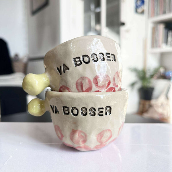 Paire de tasses espresso beige «Va bosser» avec anses vertes et jaunes