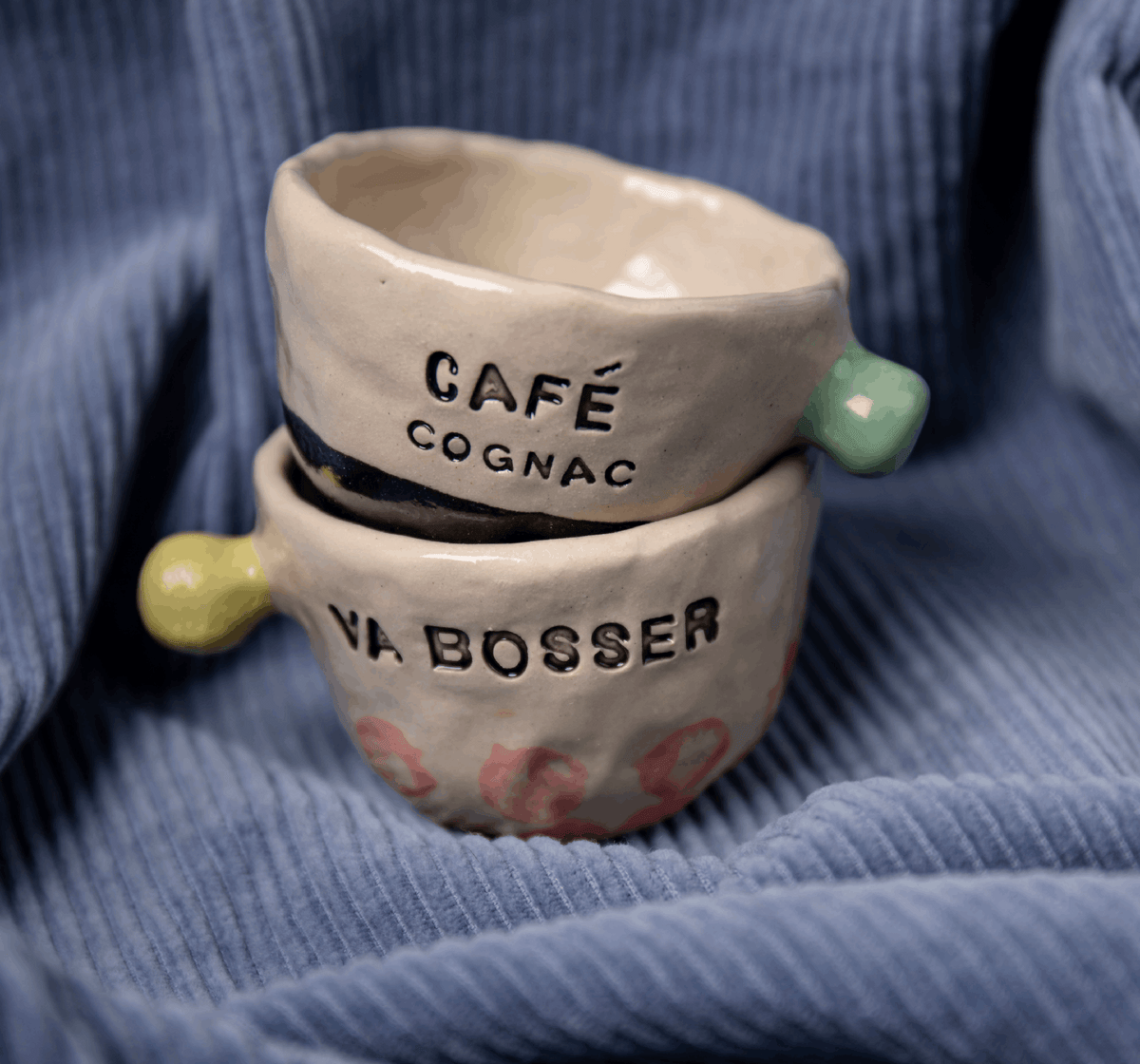 Tasses espresso en céramique beige «Café cognac» et «Va bosser»