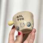Tasse espresso en céramique beige «GRL PWR» avec anse jaune