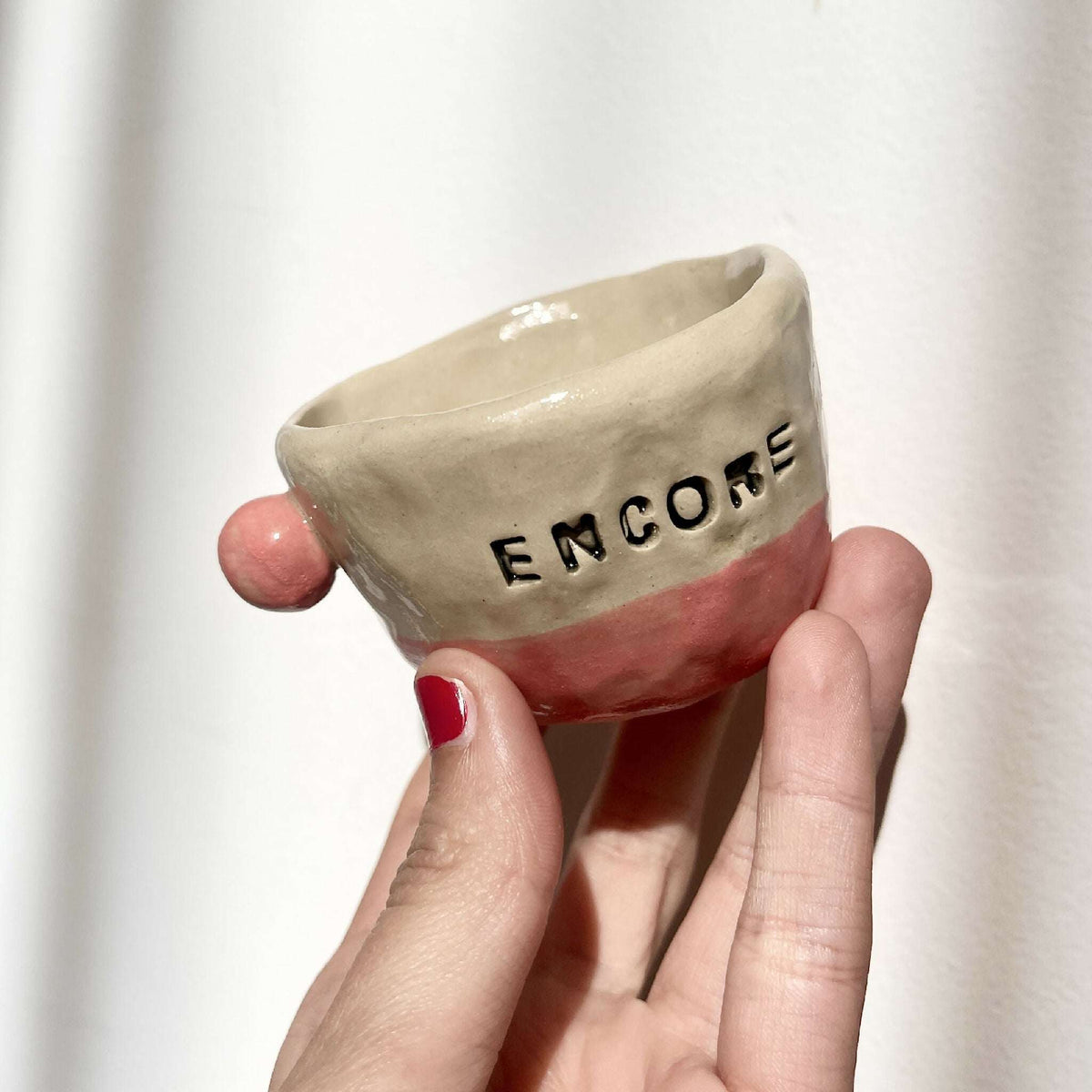 Tasse espresso en céramique beige «ENCORE» avec petite anse rose