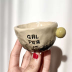 Tasse espresso en céramique beige «GRL PWR» avec anse jaune