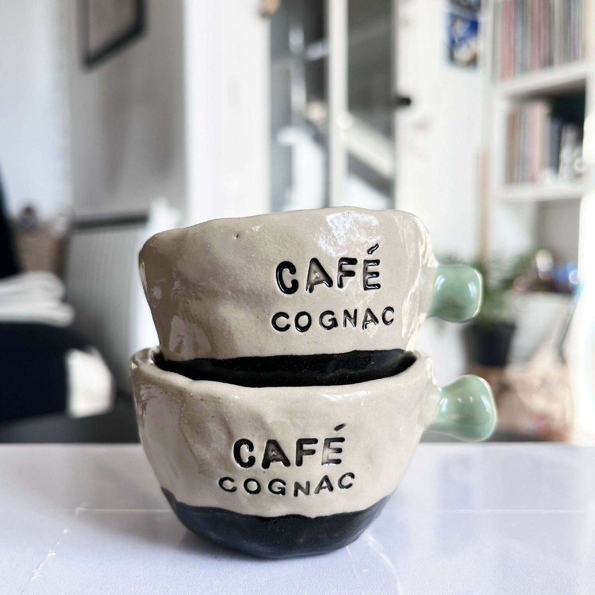 Paire de tasses espresso en céramique beige «Café cognac» avec anses vertes
