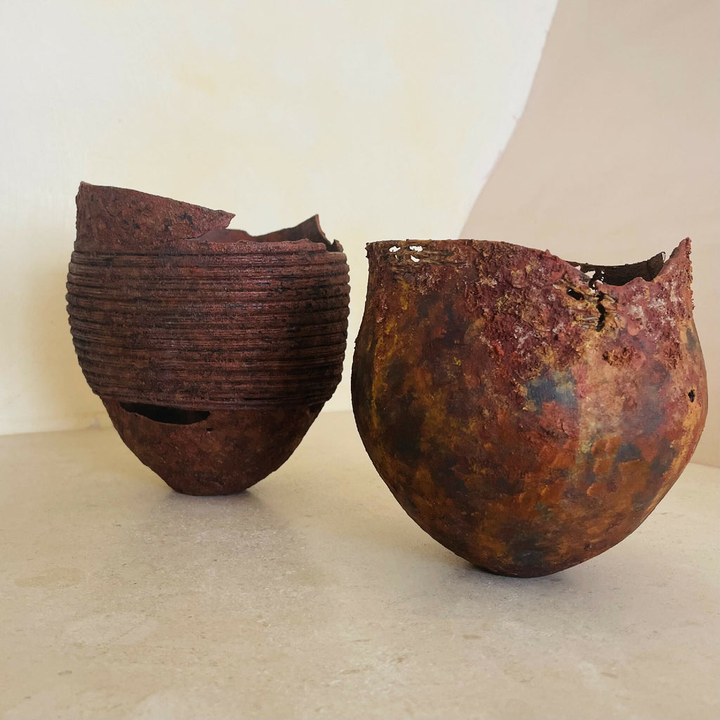 Duo de bols décoratifs en métal rouillé, bords irréguliers, ouvertures évasées.