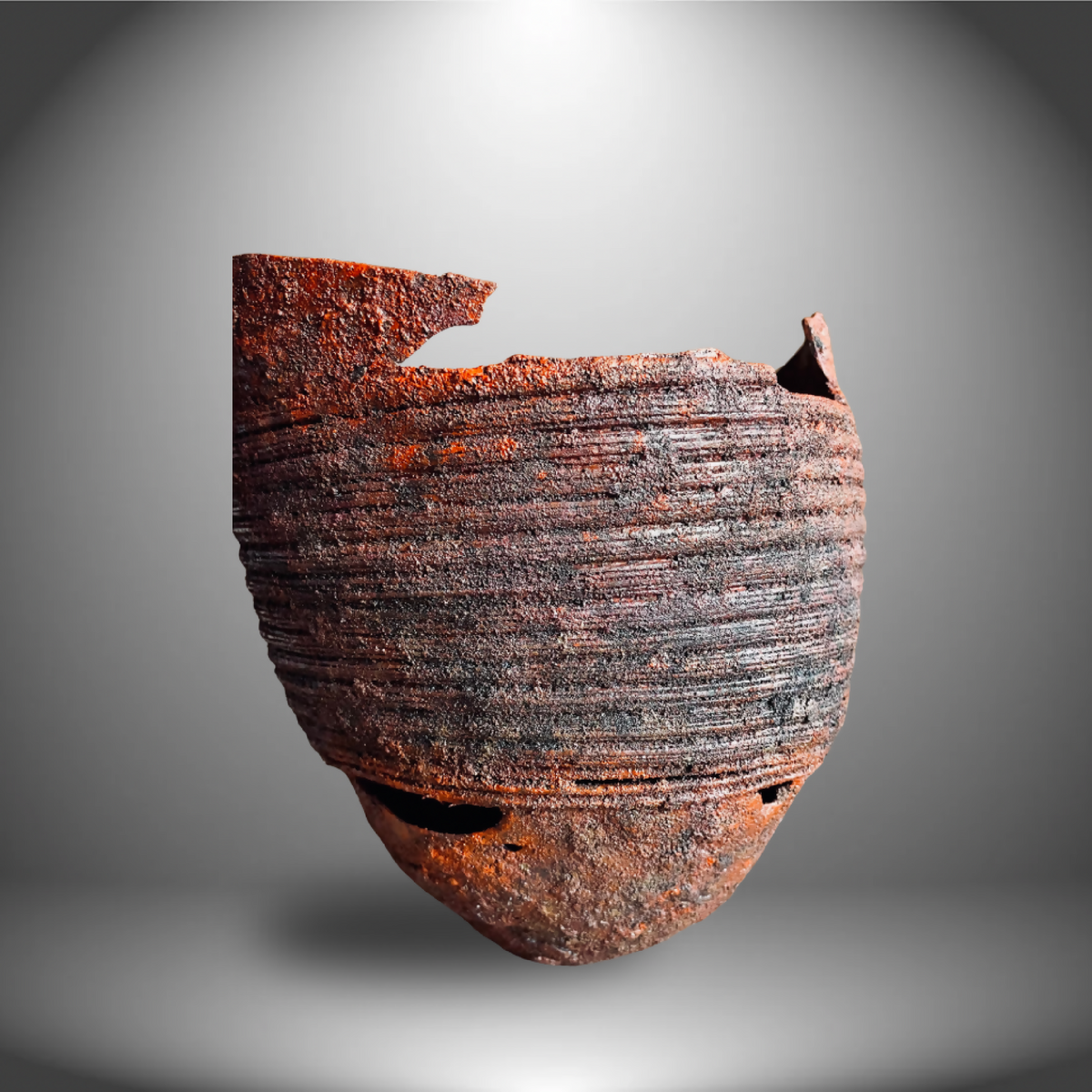 Tesson strié brun-orange, relief de lignes horizontales et éclats sur le bord