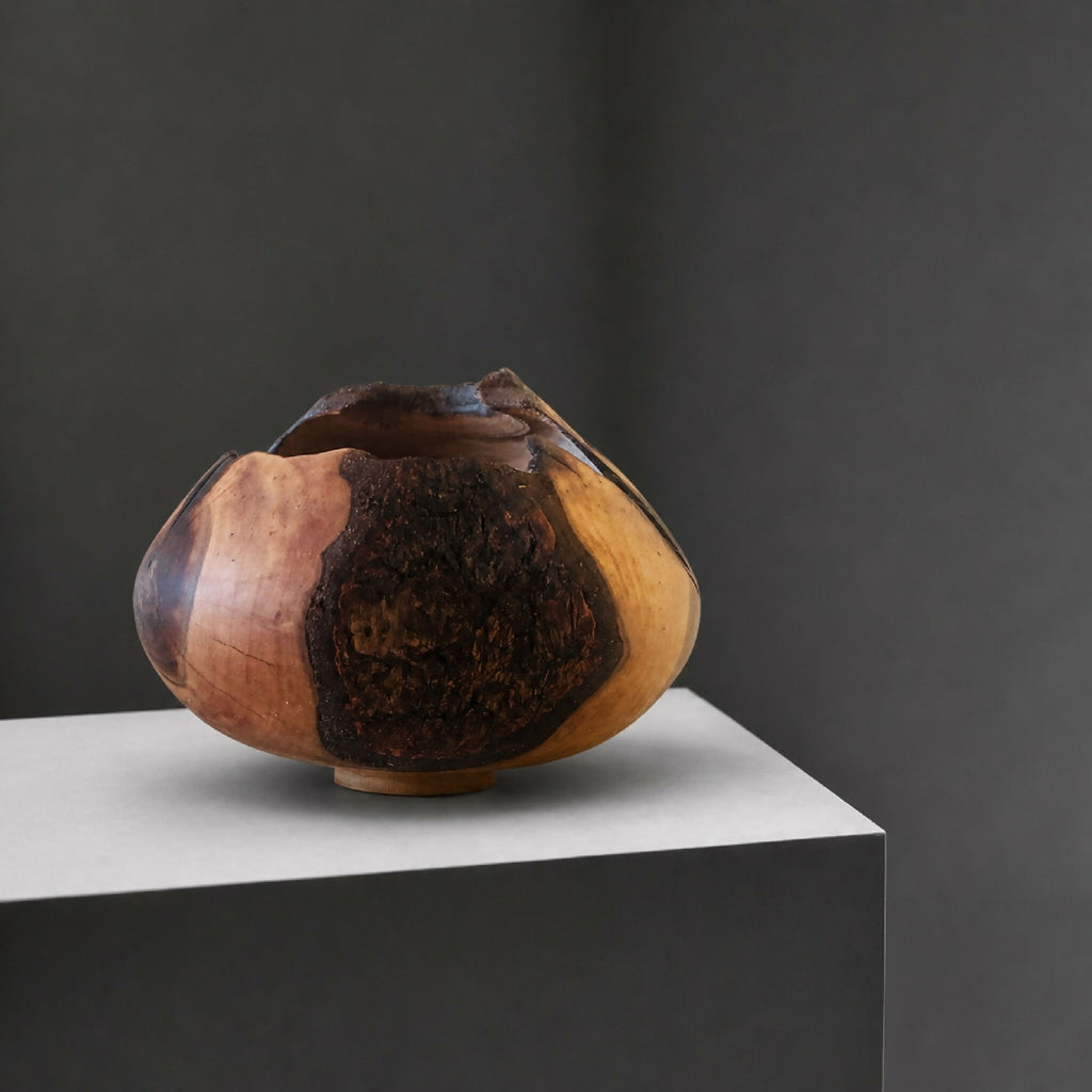Bol décoratif en bois, vue de trois-quarts, intérieur sombre et extérieur brun.