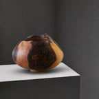 Bol décoratif en bois, vue de trois-quarts, intérieur sombre et extérieur brun.