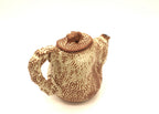 Théière beige à motif léopard, vue trois-quarts, couvercle et anse latérale