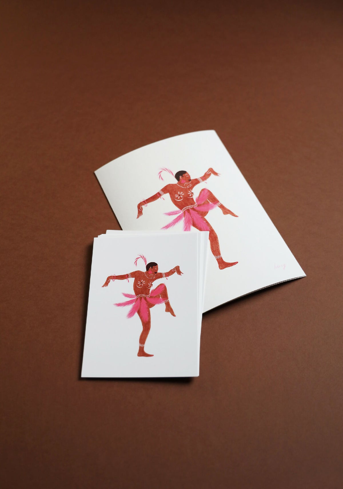Tirages d’art Joséphine empilés : carte blanche avec ballerine rose et rouge en plein saut.