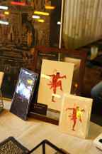 Tirage d’art Joséphine en vitrine : cartes blanches avec ballerine rose et rouge.