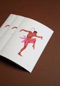 Tirage d’art Joséphine : cartes blanches ouvertes, ballerine rose et rouge au centre.