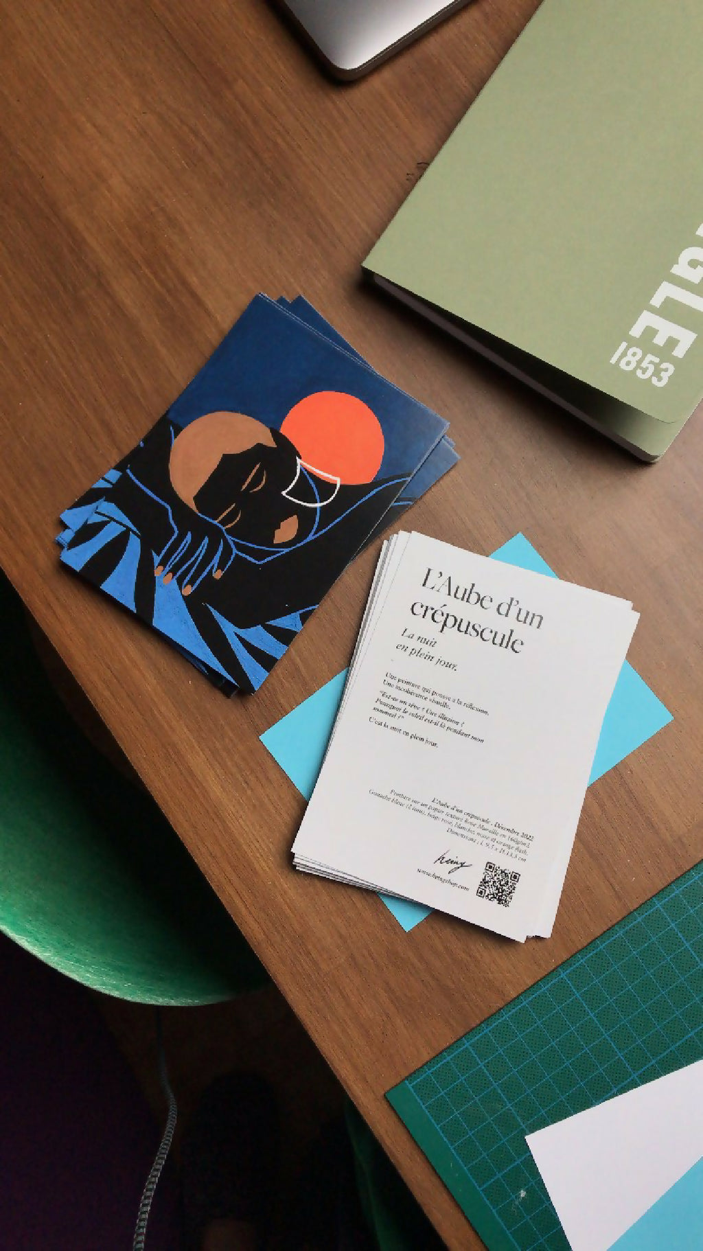 Ensemble de tirage et carte : illustration avec personnage noir, soleil orange, fond bleu