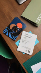 Ensemble de tirage et carte : illustration avec personnage noir, soleil orange, fond bleu