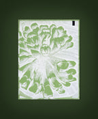 Torchon vert à motif floral blanc, bord ourlé et étiquette noire