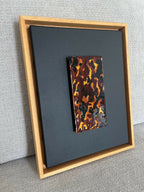 Cadre taille moyenne en bois avec tableau motif tortue ocre et noir