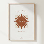 Carte illustrée visage-soleil stylisé brun avec texte en lettres orange et rouges