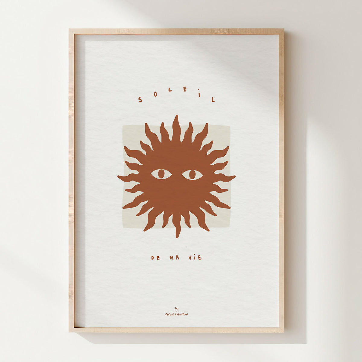 Carte illustrée visage-soleil stylisé brun avec texte en lettres orange et rouges