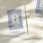 Carte illustrée bleue à motif kilim encadré, typographie « TRAVEL'S KILIM »