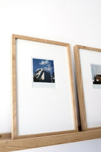 Deux cadres Polaroïd en bois avec photos bleues, vue en angle