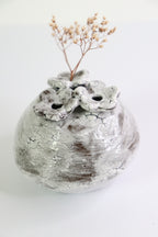 Petit soliflore “Fleurs d’ombre” en Porcelaine & Terre Noire — Pièce Unique