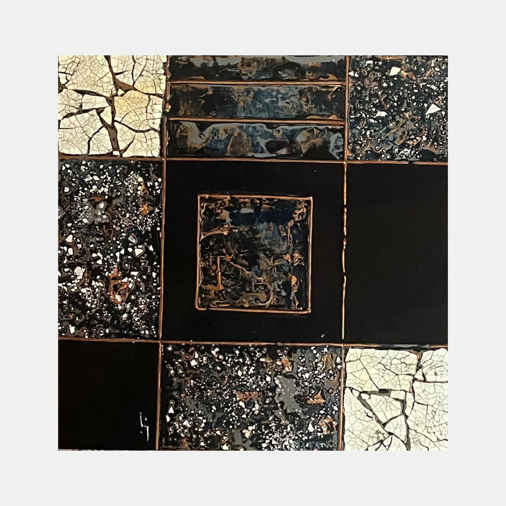Variation n° 18 : panneau décoratif carré à texture mosaïque noire et motifs