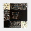 Variation n° 18 : panneau décoratif carré à texture mosaïque noire et motifs
