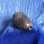 Vase à herbes sèches en céramique sombre, détail de l’ouverture latérale