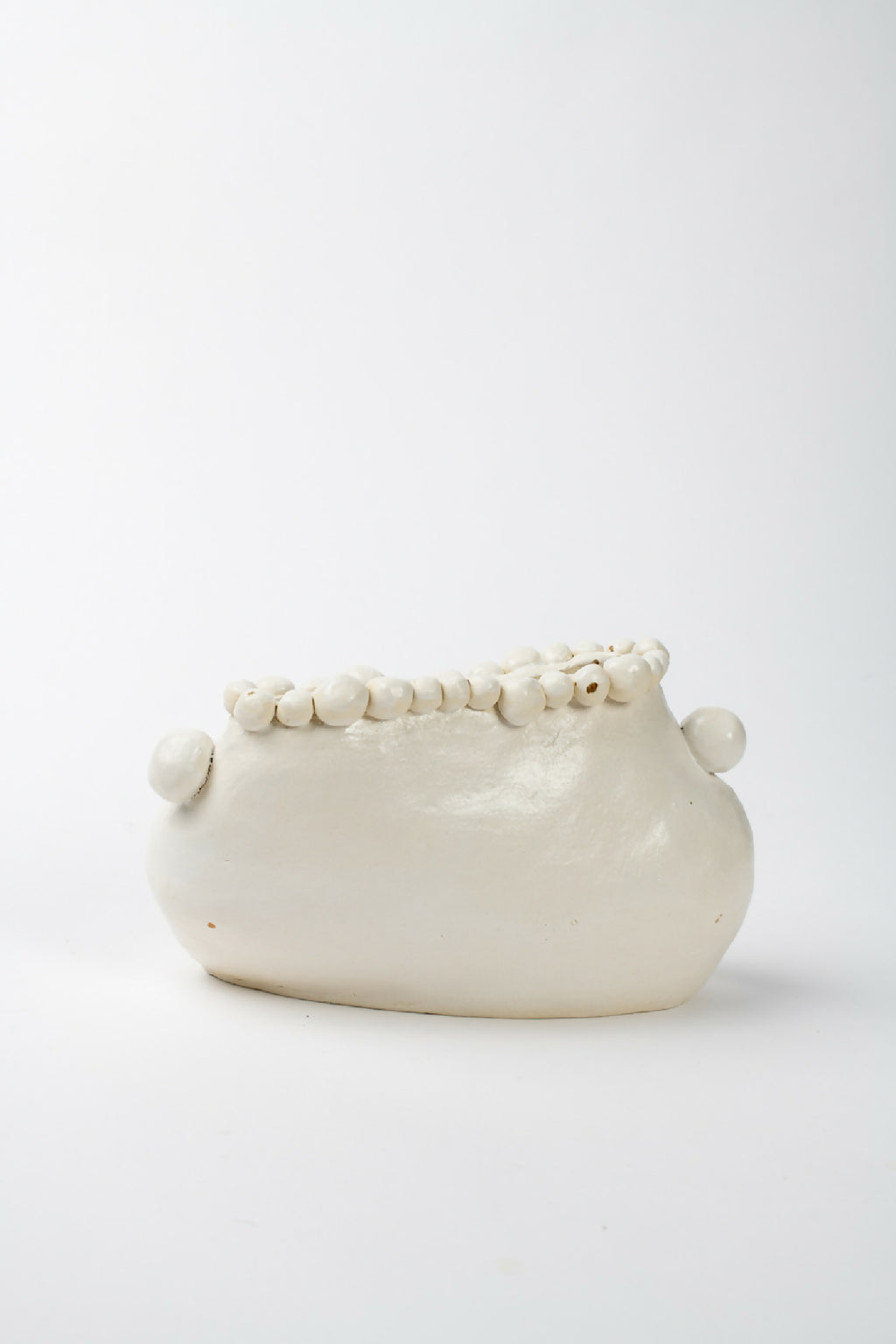 Vase en céramique blanche, vue de dessus, bordée de perles et fond arrondi