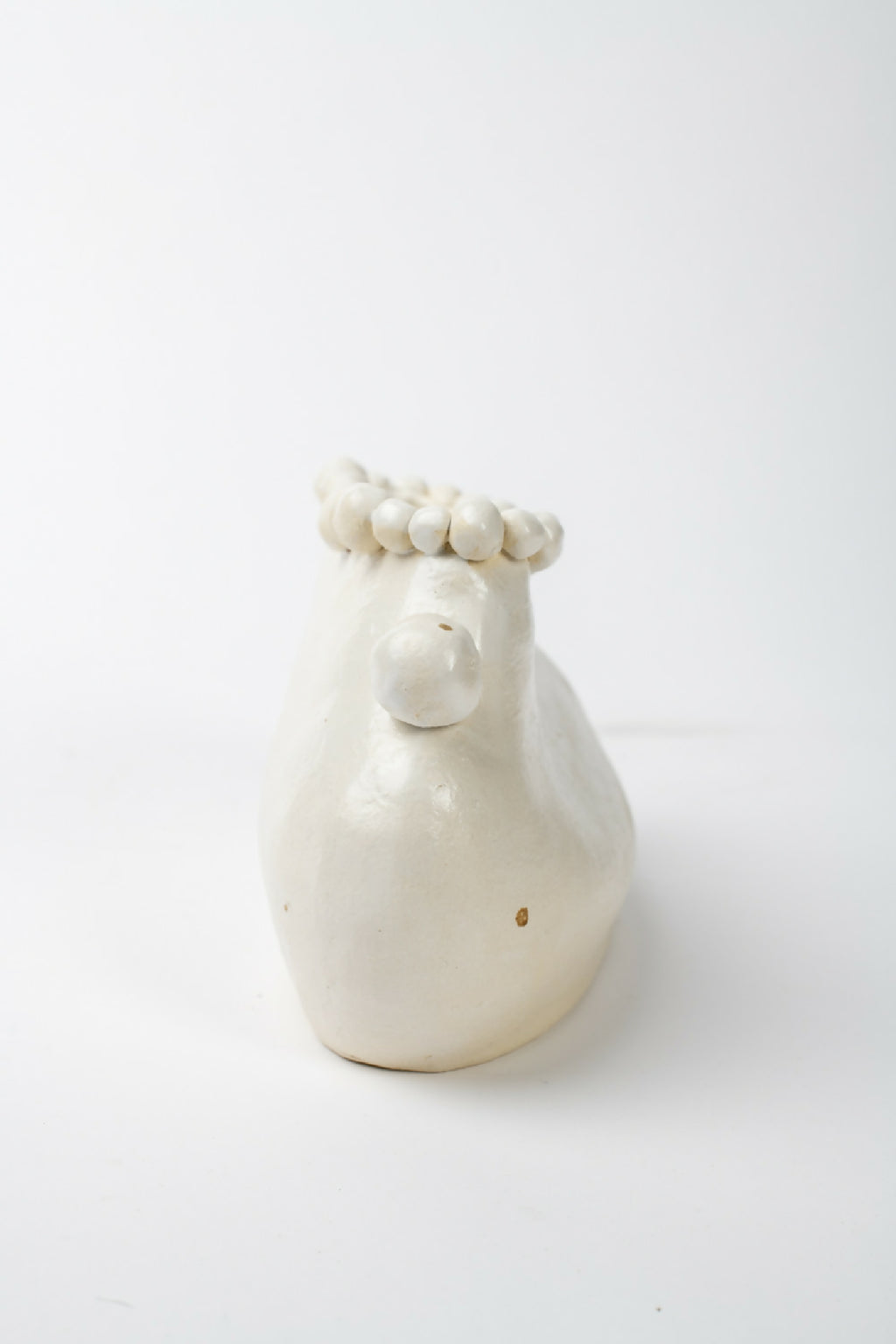 Vase en céramique blanche, petit col et bord perlé, détail de l’ouverture
