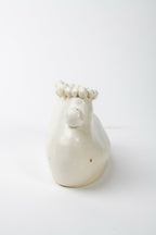 Vase en céramique blanche, petit col et bord perlé, détail de l’ouverture