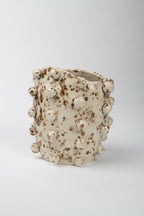 Vase rond en céramique beige à motif taches brunes et reliefs en petites boules