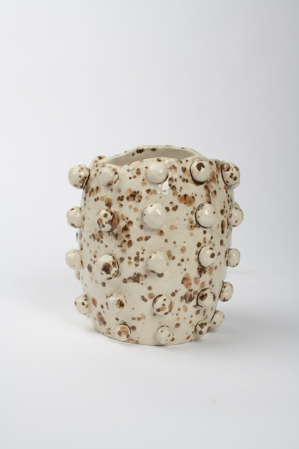 Vase cylindrique en céramique beige, motif taches brunes, bord côtelé et perles
