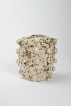 Vase cylindrique en céramique beige, motif taches brunes, bord côtelé et perles