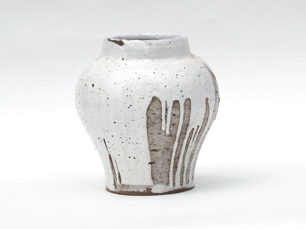 Petit vase en céramique blanc, texture mouchetée et motifs verticaux gris-brun.