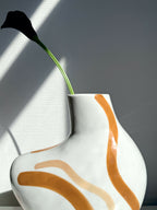 Vase buste organique blanc, gros décor orange, vue rapprochée du motif et du col.