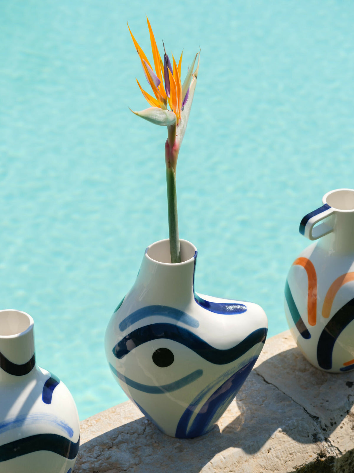 Vase buste organique en céramique blanche, décor bleu sombre avec motif abstrait.