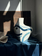Vase buste organique blanc en céramique, grandes lignes bleu clair et motif central.