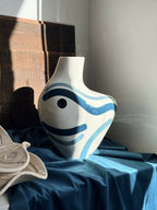 Vase buste organique blanc, décor bleu marbré avec traits ondulés, silhouette compacte.