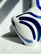 Vase buste organique blanc, gros motif bleu foncé avec lignes courbes bleu clair