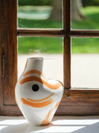 Vase buste organique blanc, motifs abstraits orangés et ocre, point noir