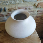 Vase en céramique blanc cassé, ouverture circulaire visible
