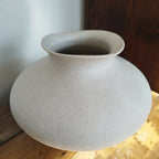 Vase en céramique blanc cassé, gros ventre et bord supérieur évasé