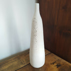 Vase en céramique blanc, forme élancée, décor de points brun-noir et doré.