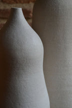 Vase en céramique blanc cassé, vue rapprochée du haut et de la panse texturée